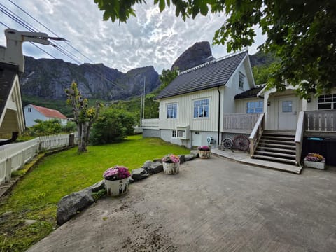 Property building, Day, Natural landscape, Garden, Garden, Garden view, Mountain view