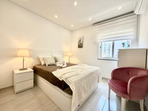Bed, TV and multimedia, Bedroom, air conditioner