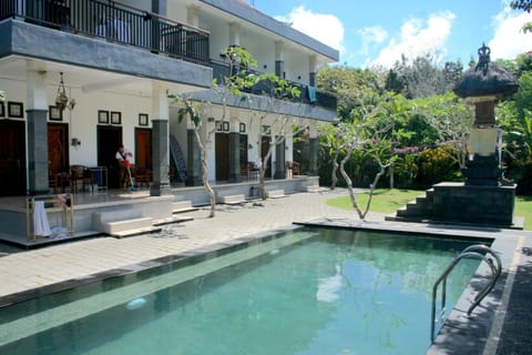 Property building, Garden, Swimming pool