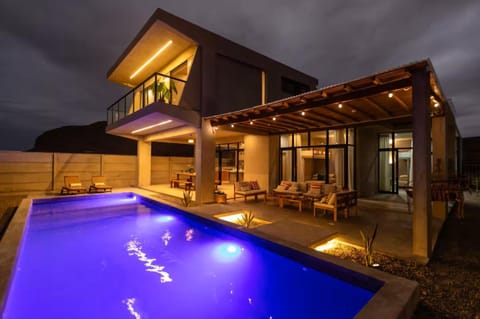 Property building, Patio, Night, Balcony/Terrace, Balcony/Terrace, Kitchen or kitchenette, Dining area, Pool view, Swimming pool, sunbed, kitchen