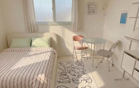 Bed, Seating area, Bedroom