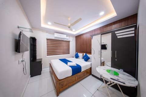 Bed, TV and multimedia, Photo of the whole room, Bedroom, towels, wardrobe, air conditioner