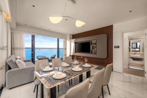 Communal lounge/ TV room, Natural landscape, TV and multimedia, Living room, Seating area, Dining area, Evening entertainment, Sea view