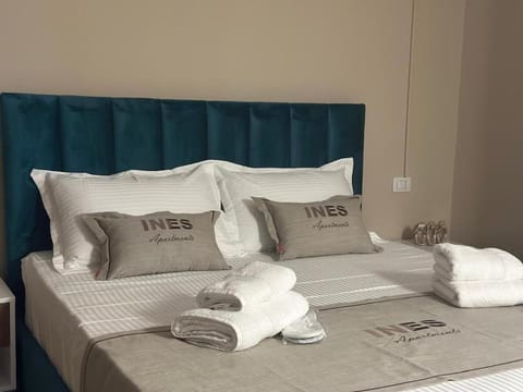 Bed, towels