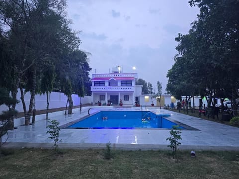 Property building, Garden, Swimming pool