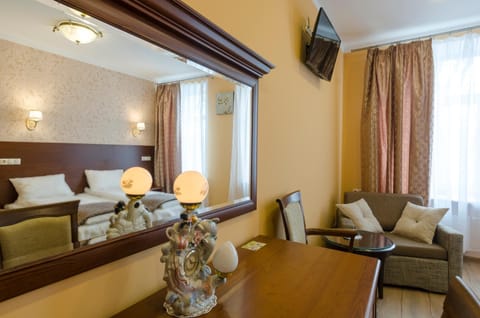 Photo of the whole room, Decorative detail
