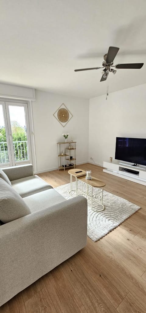 TV and multimedia, Living room, Photo of the whole room, Seating area, internet