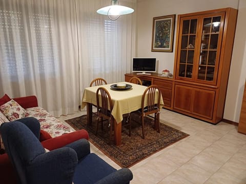 TV and multimedia, Living room, Seating area, Evening entertainment