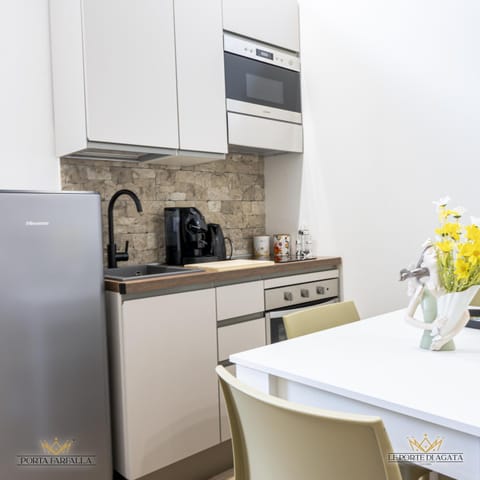 Coffee/tea facilities, Kitchen or kitchenette, Dining area, oven, stove