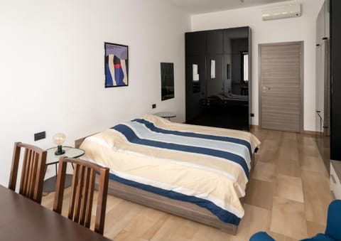 Bed, Photo of the whole room, air conditioner