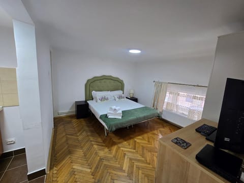 Bed, TV and multimedia, Photo of the whole room, Bedroom, towels
