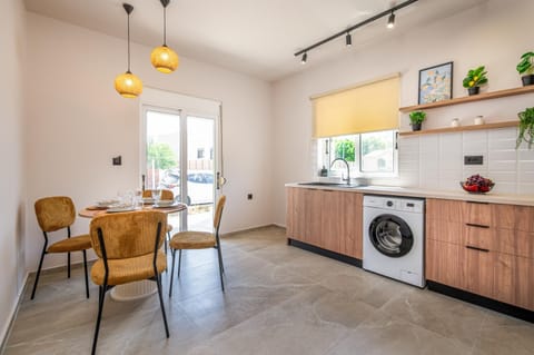 Kitchen or kitchenette, Living room, Seating area, Dining area, oven