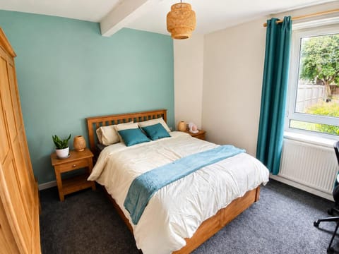 Bed, Bedroom, Garden view