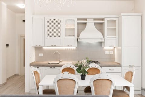 Dining area, kitchen