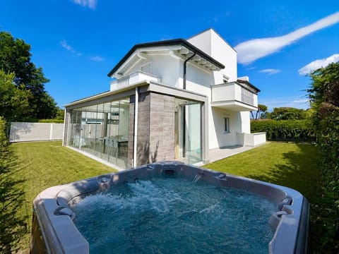 Property building, Day, Natural landscape, Garden, Hot Tub, Garden view, Pool view, Swimming pool