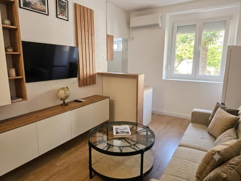 TV and multimedia, Living room, air conditioner
