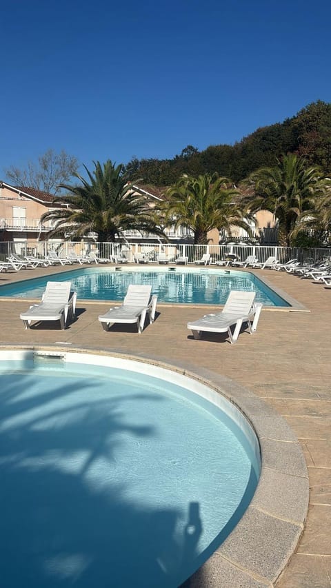 Swimming pool, sunbed