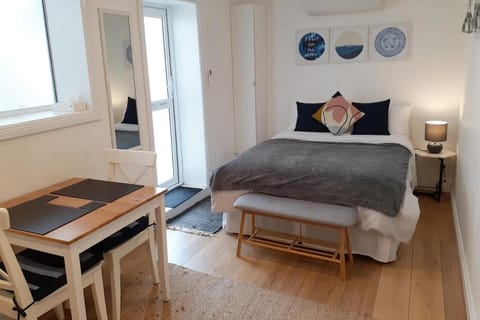 Facade/entrance, Bed