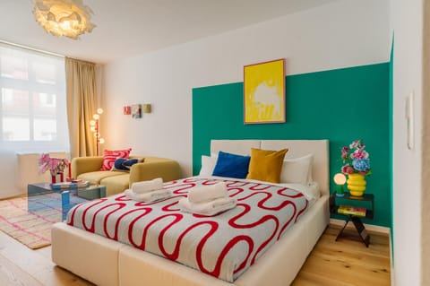 Bed, Living room, Photo of the whole room, Decorative detail, Seating area, Bedroom