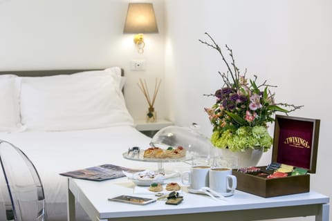 Bed, Coffee/tea facilities, Food and drinks, Photo of the whole room, Decorative detail, Bedroom, Food, Breakfast, Drinks