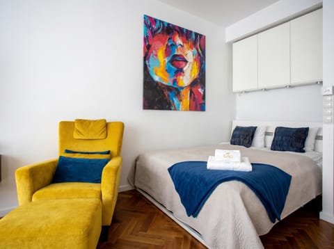 Bed, Living room, Photo of the whole room, Seating area, Bedroom