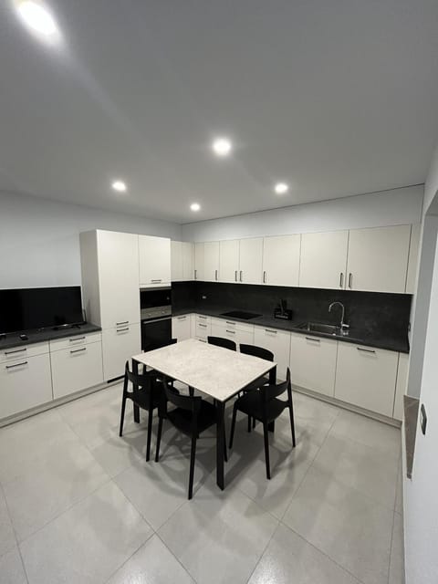 TV and multimedia, Kitchen or kitchenette, Dining area, stove