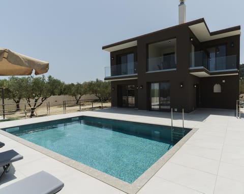 Property building, Day, Pool view, Swimming pool, Swimming pool