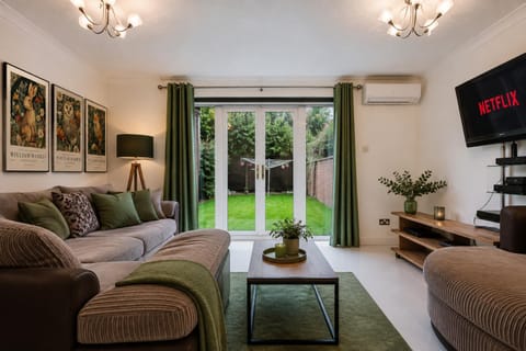 TV and multimedia, Living room, Seating area, air conditioner