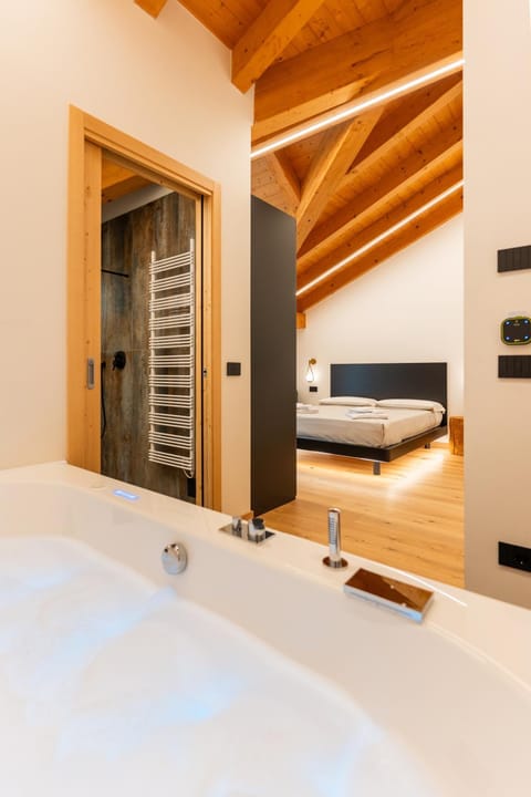 Hot Tub, Photo of the whole room
