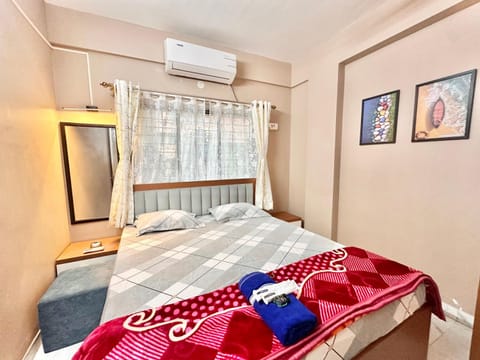 Bed, Bedroom, towels, air conditioner