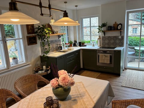 Kitchen or kitchenette, Seating area, Dining area, stove