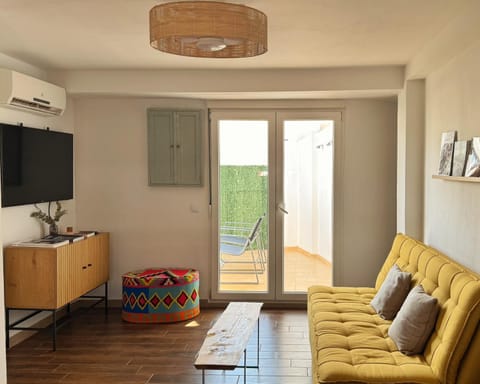 Communal lounge/ TV room, TV and multimedia, Kitchen or kitchenette, Living room, Seating area, Evening entertainment, air conditioner