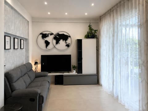 TV and multimedia, Living room, Evening entertainment