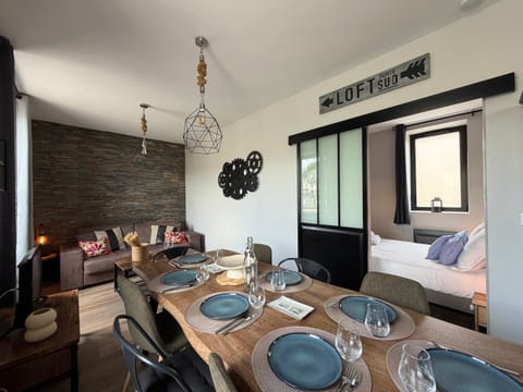TV and multimedia, Living room, Photo of the whole room, Seating area, Dining area
