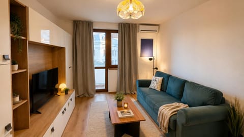 TV and multimedia, Living room, Seating area, air conditioner