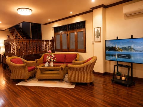 Communal lounge/ TV room, TV and multimedia, Living room, Seating area, Evening entertainment, air conditioner