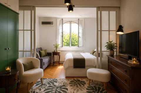 Bed, TV and multimedia, Living room, Photo of the whole room, Seating area, Bedroom, air conditioner