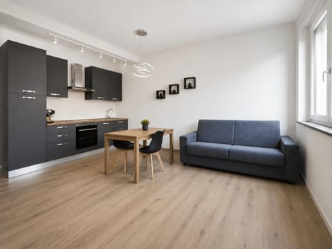 TV and multimedia, Kitchen or kitchenette, Living room, Seating area, Dining area, stove
