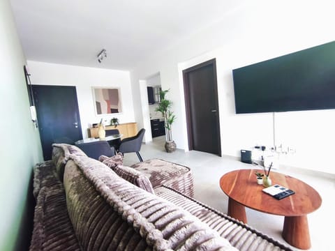 Communal lounge/ TV room, TV and multimedia, Kitchen or kitchenette, Living room, Seating area, Dining area