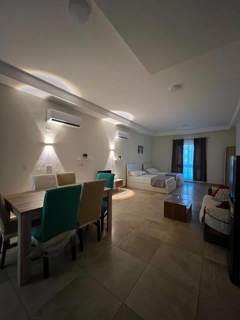 Bed, TV and multimedia, Living room, Photo of the whole room, Seating area, Bedroom