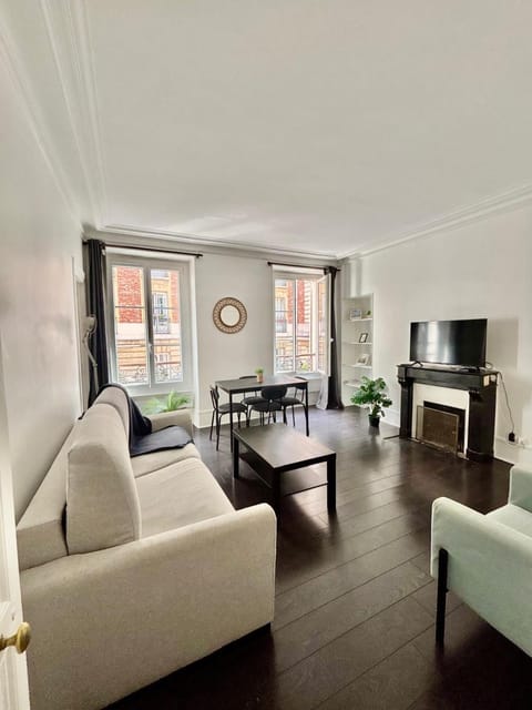 TV and multimedia, Seating area, Dining area