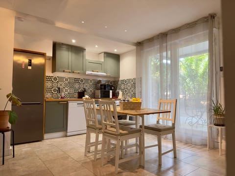 Kitchen or kitchenette, Dining area, stove
