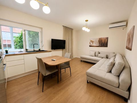 Communal lounge/ TV room, Living room, Dining area, Evening entertainment, air conditioner