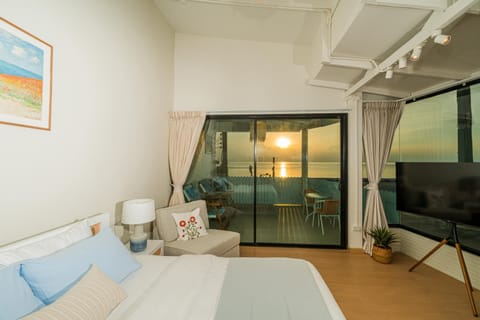 Bed, Photo of the whole room, Seating area
