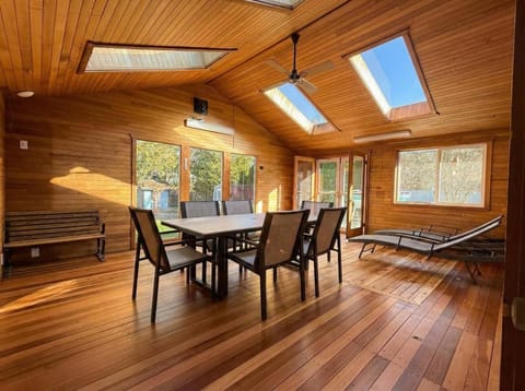 Solarium, Seating area, Dining area
