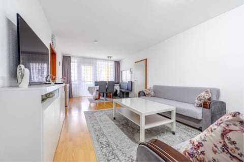 TV and multimedia, Living room, Seating area, Evening entertainment