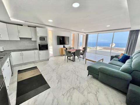 Communal lounge/ TV room, Kitchen or kitchenette, Living room, Meals, microwave, oven, stove, toaster, air conditioner