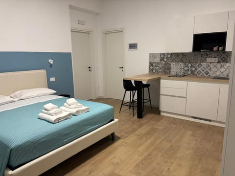 Bed, Kitchen or kitchenette, Photo of the whole room, towels