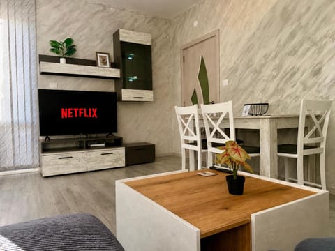 Communal lounge/ TV room, TV and multimedia, Living room, Seating area, Dining area, Evening entertainment