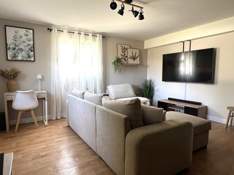 Communal lounge/ TV room, TV and multimedia, Living room, Seating area